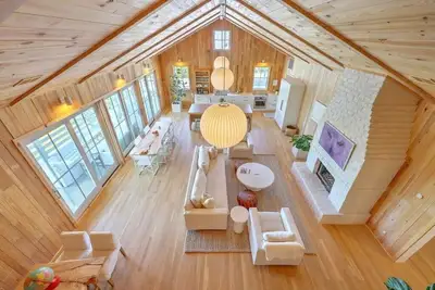 Image de Coastal Escape with Direct Beach Access, Gourmet Kitchen, and Expansive Outdoor