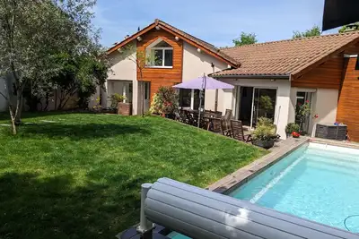 Image de Grande maison avec piscine à Lyon idéal familles, proche des transports