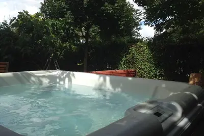 Image de Appartement contemporain avec jardin et jacuzzi