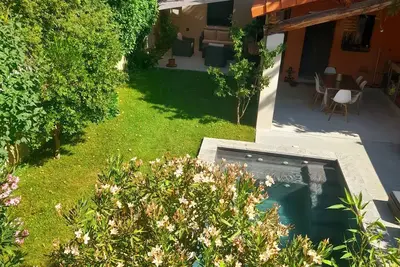 Image de Mas de ville avec piscine dans son cocon de verdure - Esprit Industriel