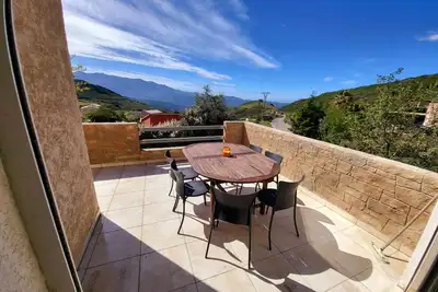 Image de Haut de villa 170m2, grande terrasse, au calme Ă la campagne.