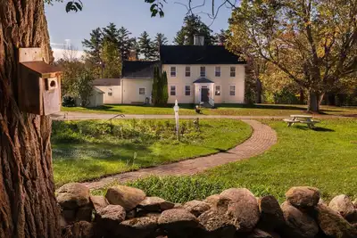 Image de Beautiful Colonial Farm House on a working horse farm!