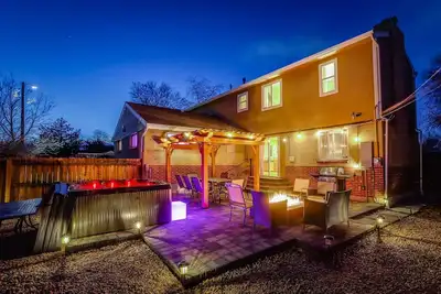 Image de The Neon Cowboy: Hot Tub, Fire Pit, Movie Theater