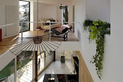 Image de Maison contemporaine dans les arbres, 5 minutes de la plage