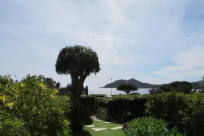 Image de Beau studio cabine en rez de jardin dans résidence