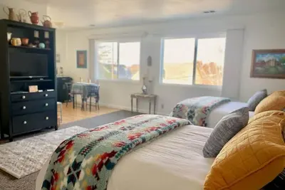 Image de Adorable and Spacious Studio Apt