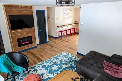 Image de In town, close to the trails, fully fenced in yard!