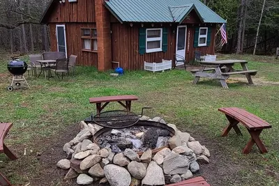 Image de Wood Haven Lodge. Secluded, cozy log cabin in Northern Michigan.