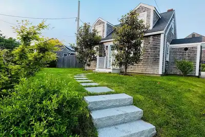 Image de Entire cottage, walk to/from ferry & downtown, newly renovated, parking on site