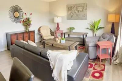 Image de Cheerful Home with Garage Close to Hospital