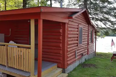 Image de Rustic Log Cabin built 1897 just steps from lake