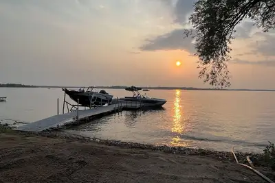 Image de New Luxury Home on Lake Ida perfect for Family get togethers, Stunning Sunsets.