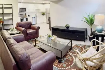 Image de Spacious 2-Bdm in-suite laundry Close to Hospital