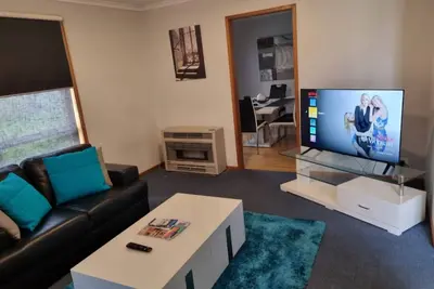 *Wi-Fi & Netflix* Super Comfy Accom, 21meter Long  Boat Parking Available! !