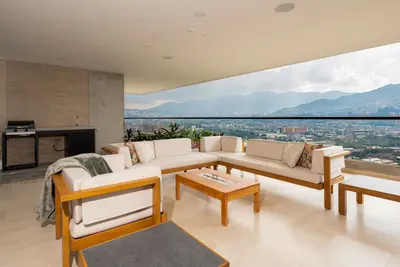 Image de Best Location w/ Full-Time Maid Included