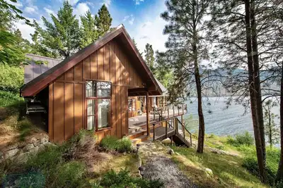 Image de Find serenity with a secluded lakefront cabin | Lake views + Lake Access