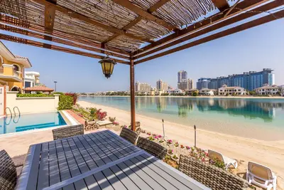 Image de Charming 5br Villa + Assistant's Room and Private Pool on Palm Jumeirah by Deluxe Holiday Homes