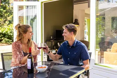 Image de Looking for the perfect family holiday bungalow? Look no further than our 6-person child-friendly bungalow at Norgerberg in Drenthe. Enjoy the sunshine and fresh forest air while your children play and explore in nature.