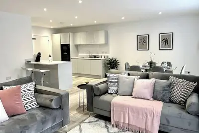 Image de Luxury 3 Bed House w Parking & Garden 1