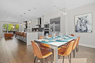 Image de Downtown Luxury with Fast Wi-Fi & Amazing Kitchen!