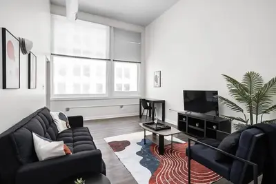 Image de Bold 2br 2ba In The Block Apartment by CozySuites