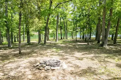 Image de Reel ‘em Inn! Private Lakefront Cabin w/boat slip!