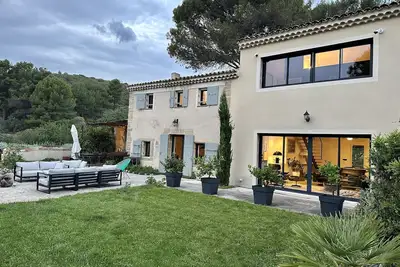 Image de Bastide Elizabeth, un domaine authentique de 4 Ha en Provence