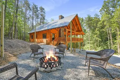 Image de Secluded 6-bedroom Log Cabin Nestled in the Pines