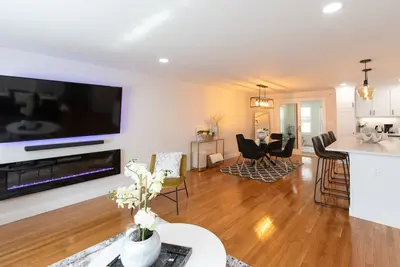 Image de Spacious 4br with Modern Amenities – Family-Friendly\n