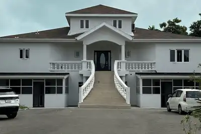 Image de Two Bedrooms En-suite Bathrooms just 2mins away from Grace Bay Beach Newly Renov