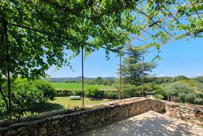 Image de Maison de campagne( 8, 10 personnes)au calme, avec superbe vue sur le luberon