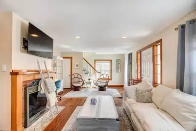 Image de Beautiful Portsmouth Cottage By the Sea w/ Jacuzzi