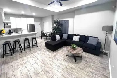 Image de Clean 2 Br apt | Fast WiFi | 2 min from Expressway