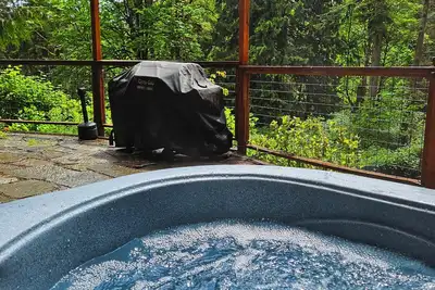 Image de Hillside Hideaway + Firepit + Hot tub
