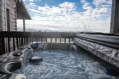 Image de Loft - Fireplace, Firepit, Pickle Ball, Hot Tub