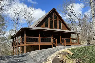 Image de Loaded with fun! Hot Tub, Huge Porch, Pool table, Arcade, Starlink, & Outdoor Tv