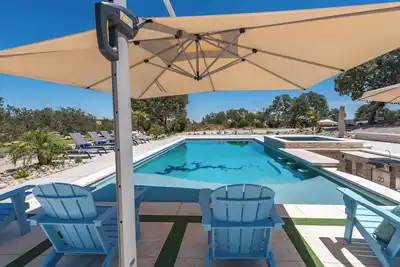 Image de Luxe Estate @ Lake Naci w/pool, 2 hot tubs & game room.