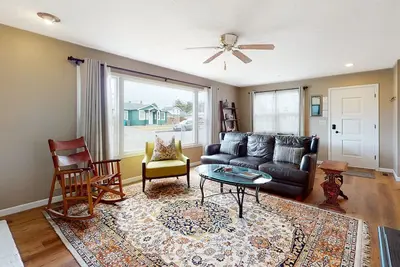 Image de Comfortable dog-friendly home with patio, grill, board games, & enclosed yard