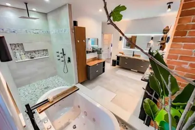 Luxe Shadyside Victorian★Central★ Park free★8 beds