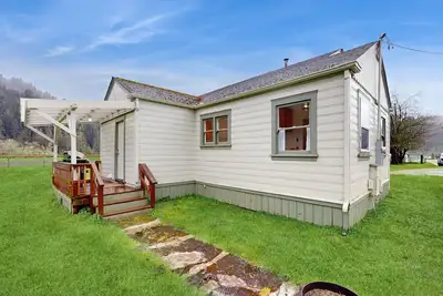 Image de Vintage farmhouse on cattle ranch - 360-degree Redwood Valley views & game room