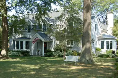 Image de Bay Ridge Modern Home With Vintage Charm