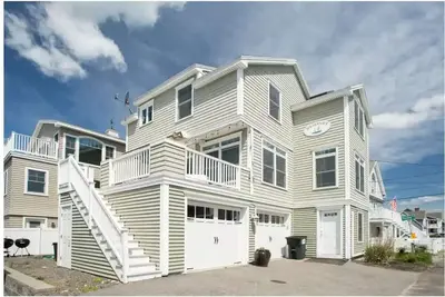 Image de Fantastic Beach House! 4 bedroom across the Ocean.