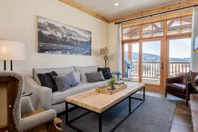 Image de Adventurer's dream home with grill, scenic balcony, & fireplace - spa and skiing