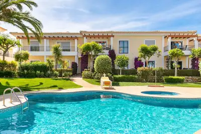 Image de Relaxing two-bedroom luxury modern apartment with mature garden.