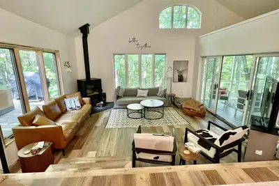 Image de Modern Chalet with hot tub is Cyclist or hikers dream location on Bruce Trail