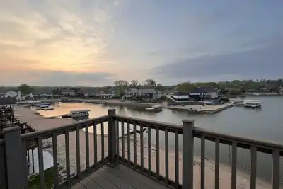 Image de Beautifully renovated lake house - sleeps up to 18!