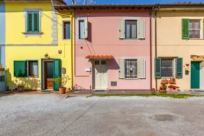 Image de Cozy apartment of 80 sqm, able to accommodate up to 3 people, with independent entrance located 9 minutes on foot from Pisa-Galileo Galilei Airport and 7 minutes on foot from the Central Station. The area is well connected by public transport, thanks to w