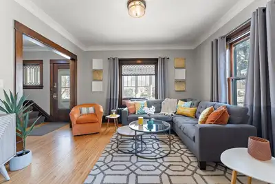 Image de Bright, Spacious & Inviting Como Oasis ~ Backyard!