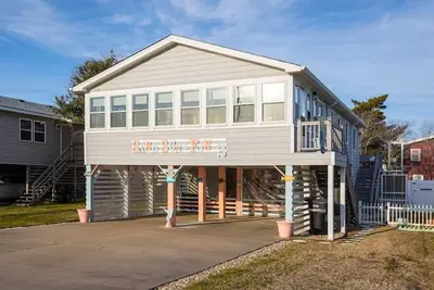 Image de 3min Walk to Beach! Hot tub, Yard & Near Shops