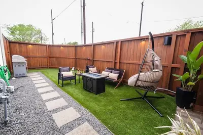 Image de Downtown Escape. Backyard, Game-room & Free Parking